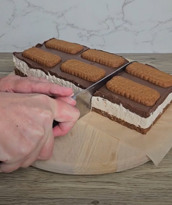 Crème mascarpone au spéculoos étalée sur la base de biscuits