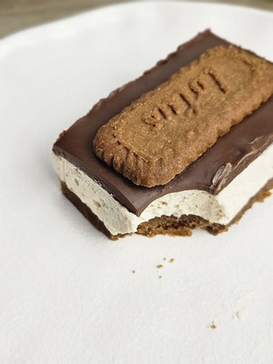 Part de dessert au spéculoos avec nappage Nutella et biscuit
