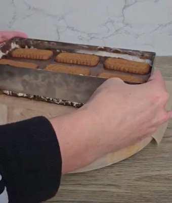 Dessert sans cuisson au spéculoos découpé en parts