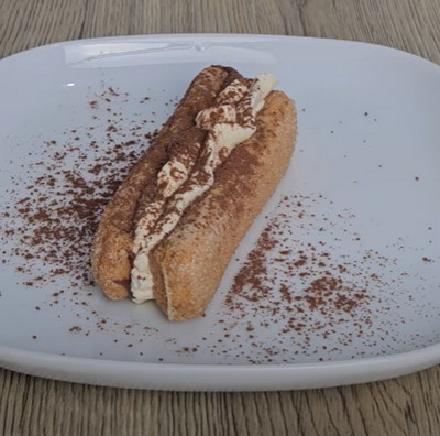 Éclairs tiramisu décorés de cacao et de fraises