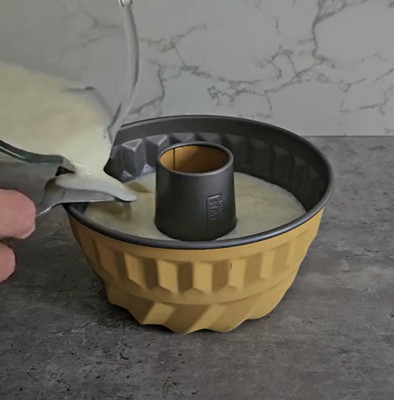 Tranches d'ananas calées dans la gelée au fond du moule