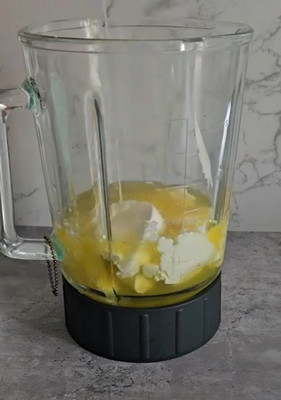 Part de gâteau à l'ananas sans cuisson avec sa crème au Philadelphia