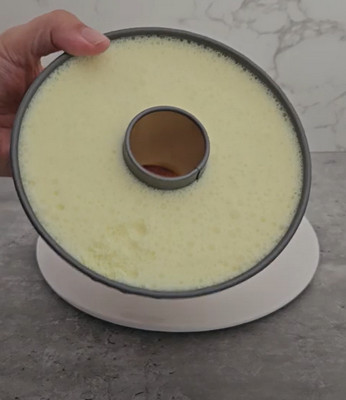 Gâteau à l'ananas sans cuisson démoulé, avec ses tranches d'ananas dans la gelée