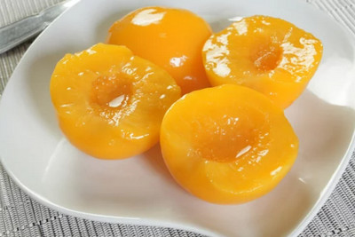 Part de gâteau roulé aux pêches et passion