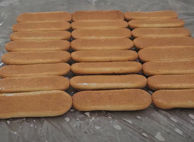 Gâteau roulé aux pêches tranché montrant les demi-pêches au centre