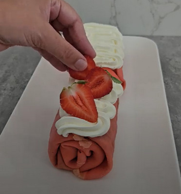 Crêpes roses garnies de chantilly et de fraises