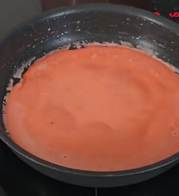 Gâteau de crêpes décoré de crème mascarpone et fraises
