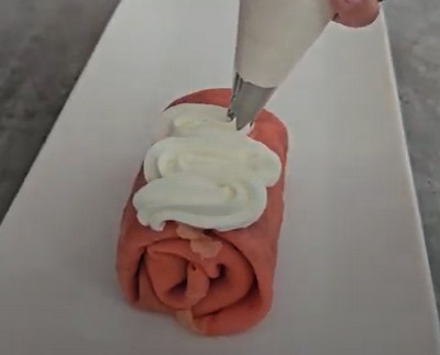 Gâteau de crêpes roses roulé aux fraises