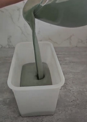 Boules de glace à la réglisse noire dans un verre