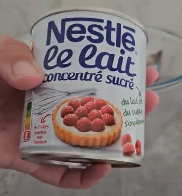 Préparation crème, Nocciolata et lait concentré fouettée pour la glace