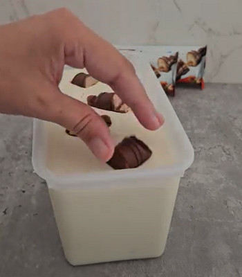 Boules de glace au Kinder Bueno servies en coupe
