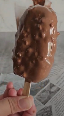 Glace trempée dans le chocolat au lait au riz soufflé