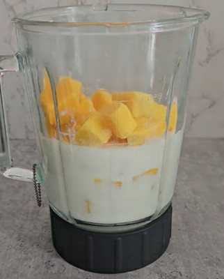 Préparation du lassi mangue au blender