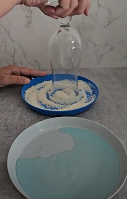 Verres de lassi à la mangue décorés de menthe