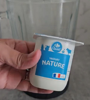 Lassi à la mangue dans un verre givré à la noix de coco