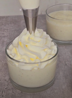 Liégeois à la vanille maison en verrines avec chantilly et amandes effilées
