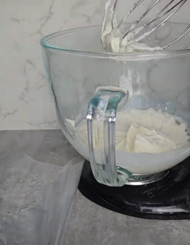 Crème dessert au caramel versée dans des verrines avant passage au réfrigérateur