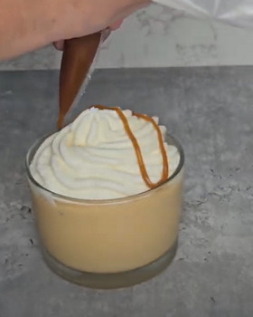 Liégeois au caramel maison prêt à déguster avec une cuillère