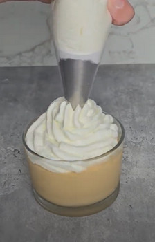 Verrines de liégeois au caramel maison surmontées de chantilly au mascarpone