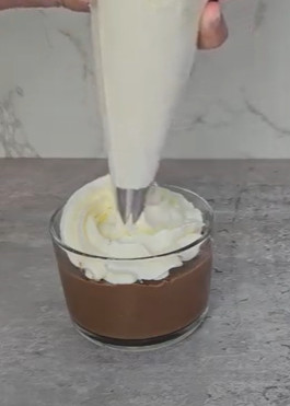 Verrines de liégeois au chocolat et chantilly
