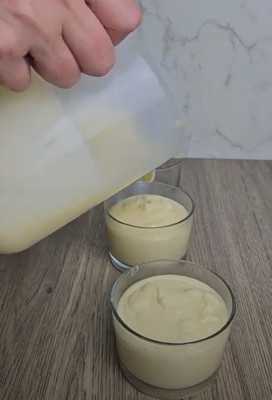 Crème au citron versée dans les verrines