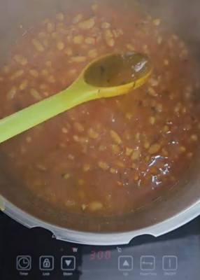 Haricots blancs, tomates râpées, ail et épices dans la cocotte