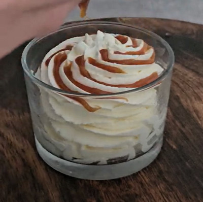 Crème glacée vanille pochée dans des verres