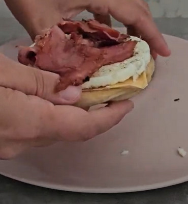 Montage du Mc Muffin avec cheddar, œuf et bacon