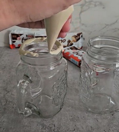 Milkshake Kinder Bueno maison servi en bocal avec chantilly et barres de Kinder Bueno