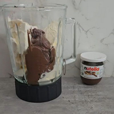 Verres décorés de Nutella pour milkshake