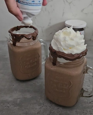 Milkshake Nutella avec chantilly et paille