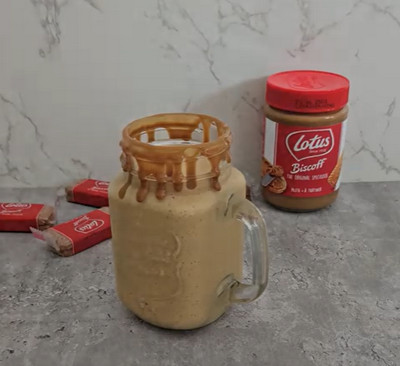 Milkshake spéculoos crémeux avec paille et biscuit rond