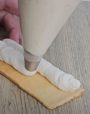 Rectangles de pâte feuilletée et crème mascarpone au spéculoos