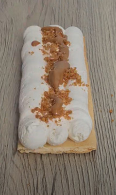 Mille-feuille spéculoos maison servi à l'assiette