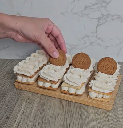 Mille-feuilles spéculoos individuels décorés d'un biscuit Lotus