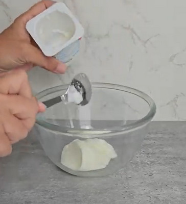 Pâte à mini beignets coupée aux ciseaux au-dessus de la poêle