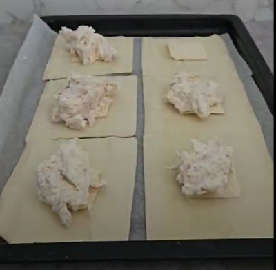 Carrés de pâte feuilletée garnis avant cuisson