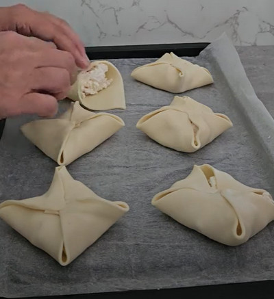 Mini feuilletés salés dorés servis à l’apéritif