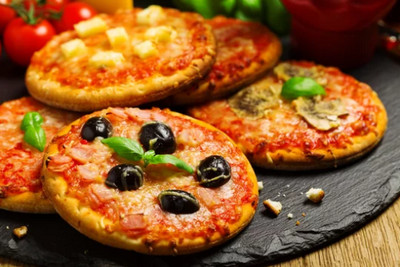 Mini pizzas sans pâte à pizza faites avec des wraps, au poulet et au thon