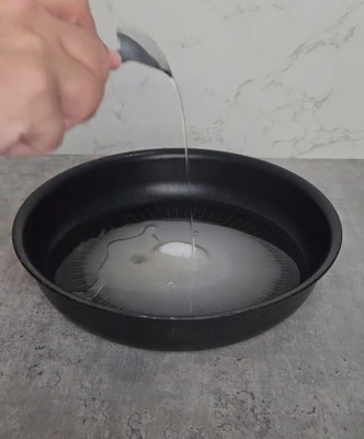 Pâte à mochi étalée et découpée en ronds avec une boule de Nutella