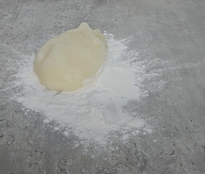 Mochi au Nutella coupé en deux montrant le cœur fondant