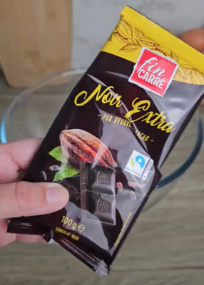 Part de moelleux au chocolat à l'intérieur fondant