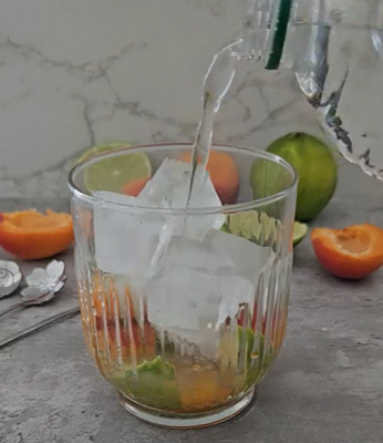 Verre de virgin mojito à l'abricot décoré de menthe et d'abricot