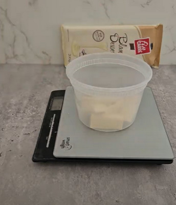 Chocolat blanc fondu et crème chantilly