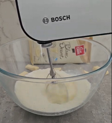 Mousse au chocolat blanc pochée et décorée d'une fraise