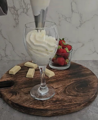 Mousse au chocolat blanc en coupe