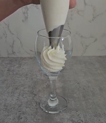 Mousse au citron pochée à la douille
