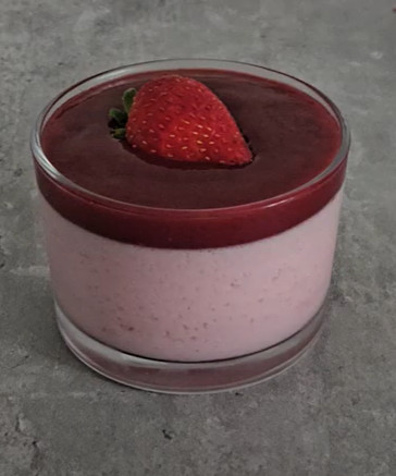 Mousse à la fraise prise au réfrigérateur