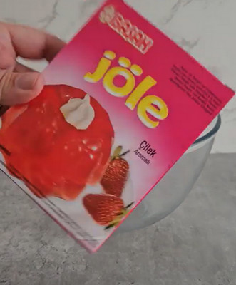 Verrines de mousse à la fraise décorées
