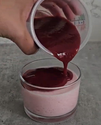 Mousses à la fraise en verrines avec coulis